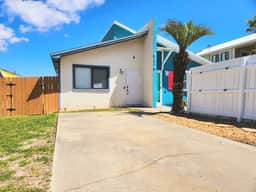 The Sandpiper • King Bed • 5 Min Walk to Beach! - Image 2