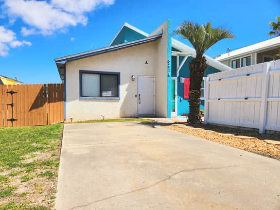 The Sandpiper • King Bed • 5 Min Walk to Beach! - Image 2